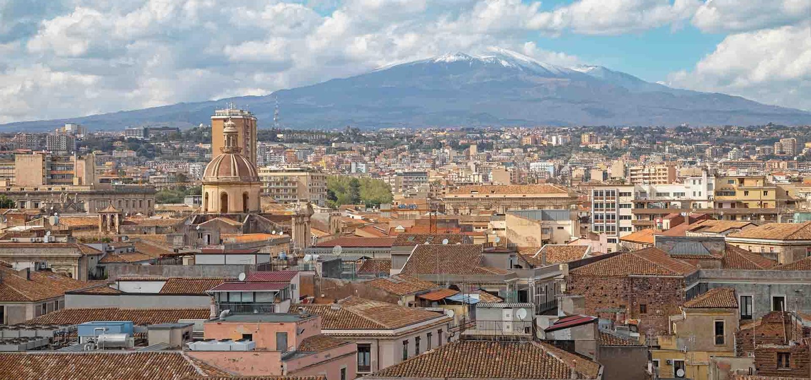 I tetti di Catania con l’Etna sullo sfondo.