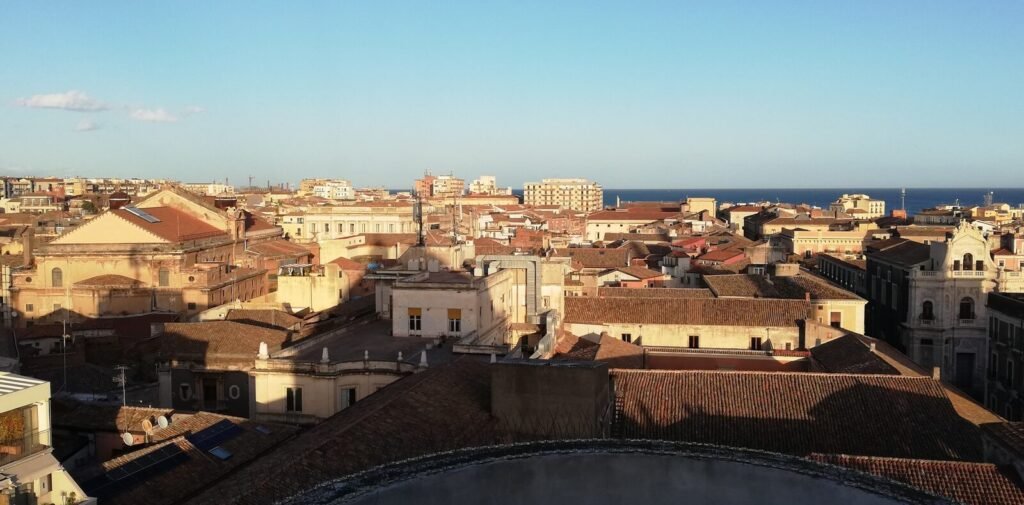 I tetti del centro di Catania dalla Badia di Sant’Agata, con il mare sullo sfondo.